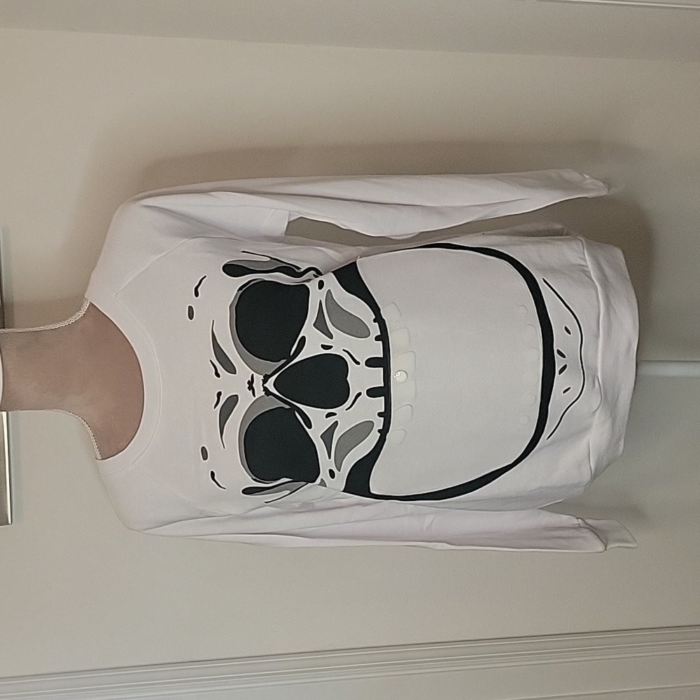 Freeze, Size M White Sweatshirt, Skull Print with Clear Pocket for Mouth.  NWOT